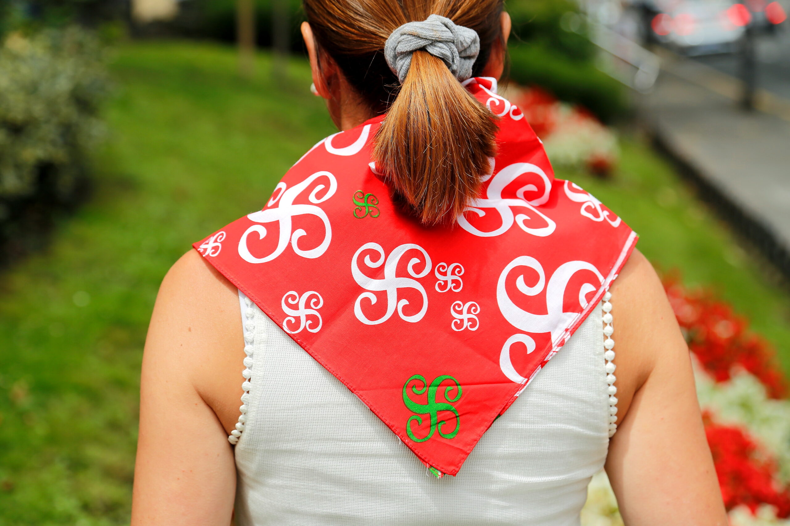 Pañuelo rojo con lauburus blancos y verdes. Zapi gorria lauburu berdeak eta zuriak
