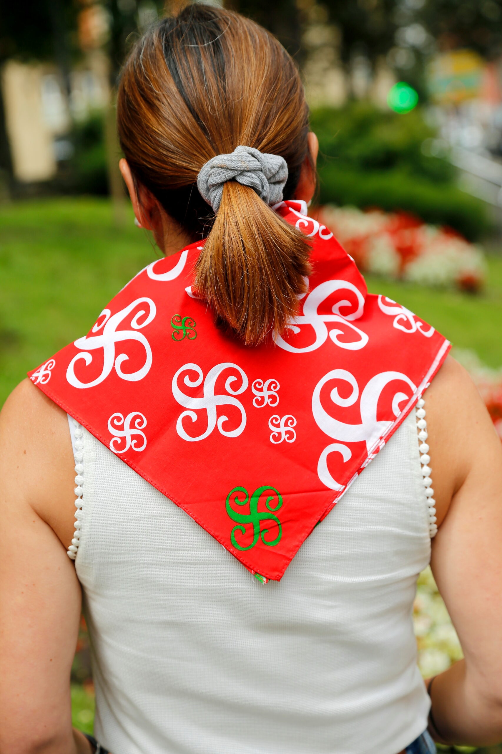Pañuelo rojo con lauburus blancos y verdes. Zapi gorria lauburu berdeak eta zuriak