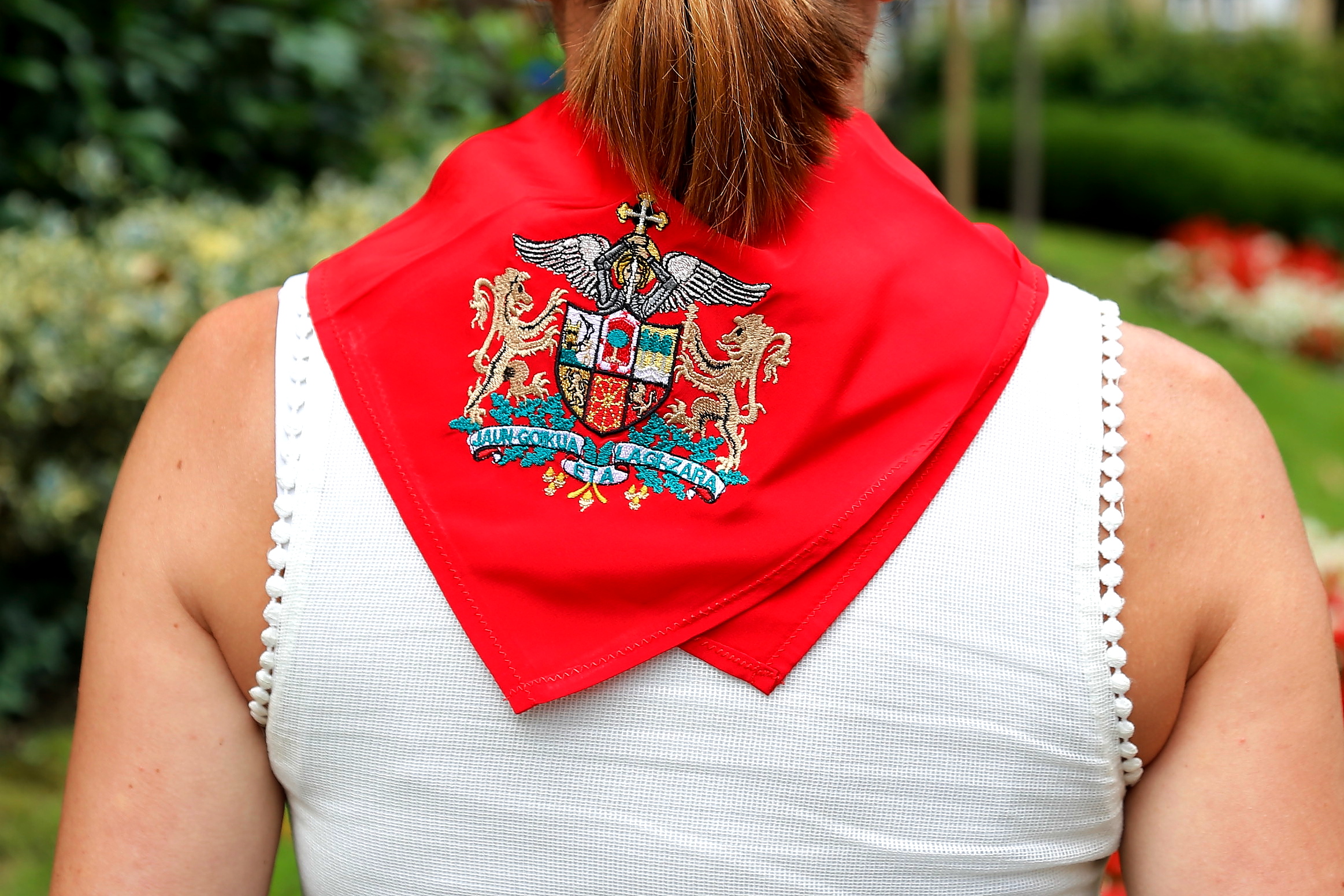 Pañuelo rojo con escudo San Miguel con Zazpirak bat zapi gorria