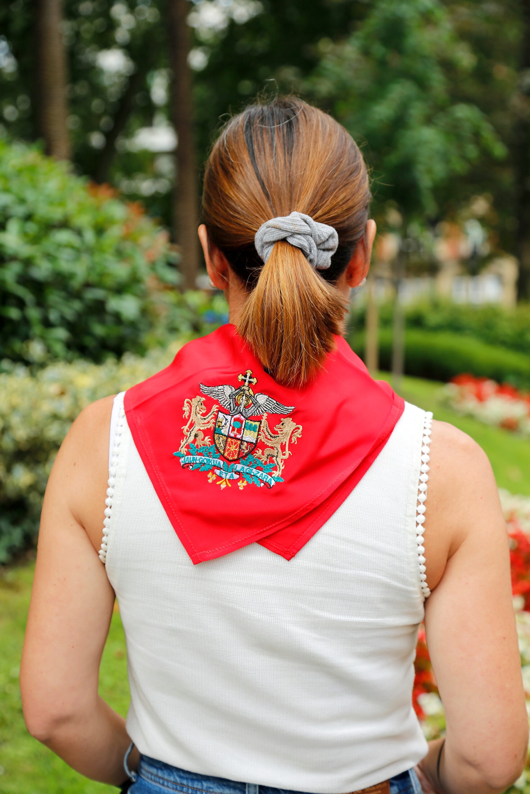 Pañuelo rojo con escudo San Miguel con Zazpirak bat zapi gorria