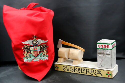 Lote pañuelo rojo y piedra decorativa con tronco y aizkora