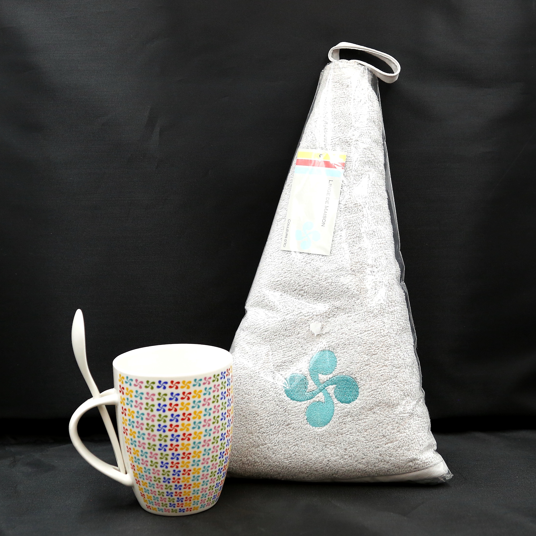 Lote: trapo cocina beige y  taza lauburus cucharita