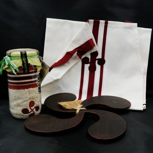 lote delantal  lauburu granate, trapo en bote  y salvamantel lauburu grande