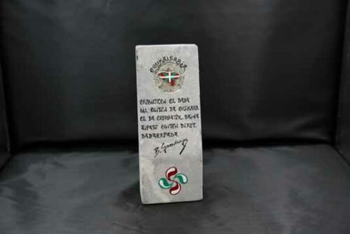 piedra totem con texto gandiaga