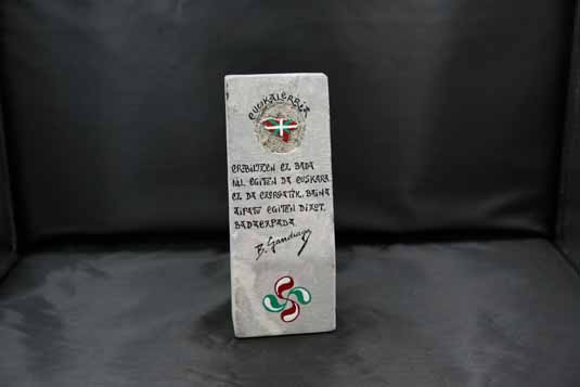 piedra totem con texto gandiaga