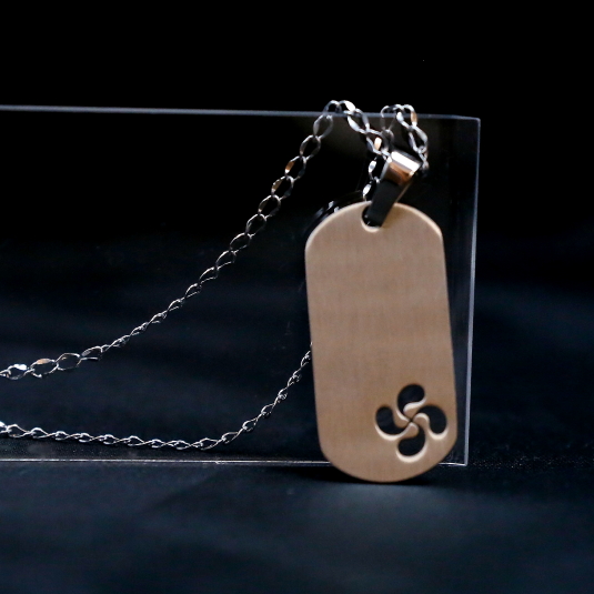 chapa rectangular lauburu perforado con cadena