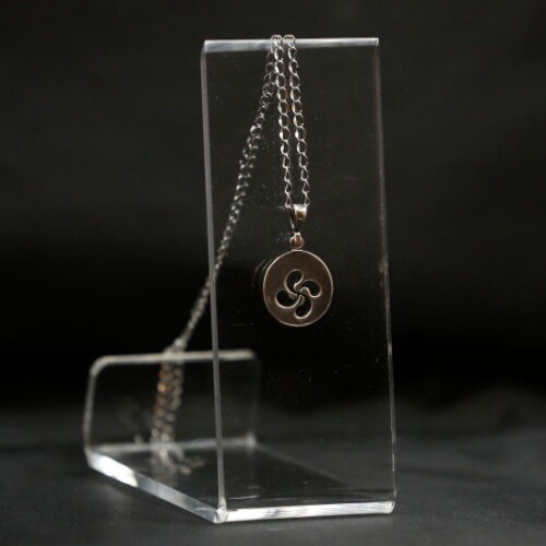 Lauburu perforado en circulo