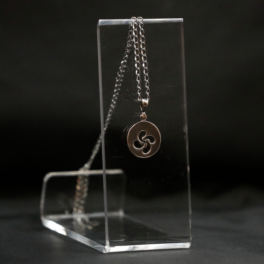 Lauburu perforado en circulo