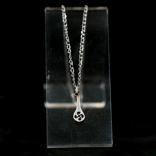 Colgante Lauburu perforado en pala con cadena