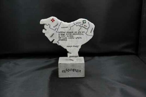 Piedra con mapa de Euskadi y leyenda