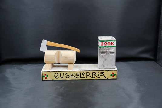 piedra con tronco y aizkora